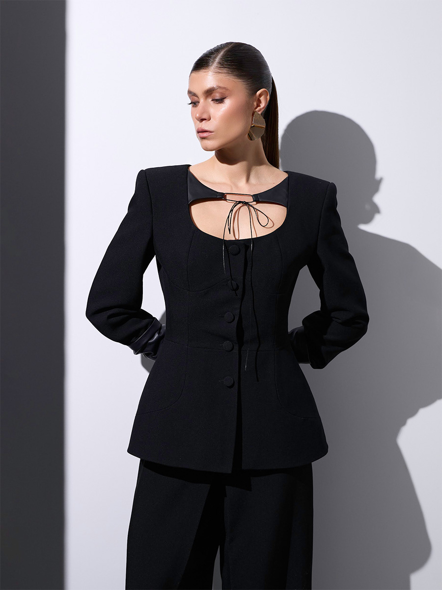 Жакет приталений чорного кольору із зав'язкою спереду 1